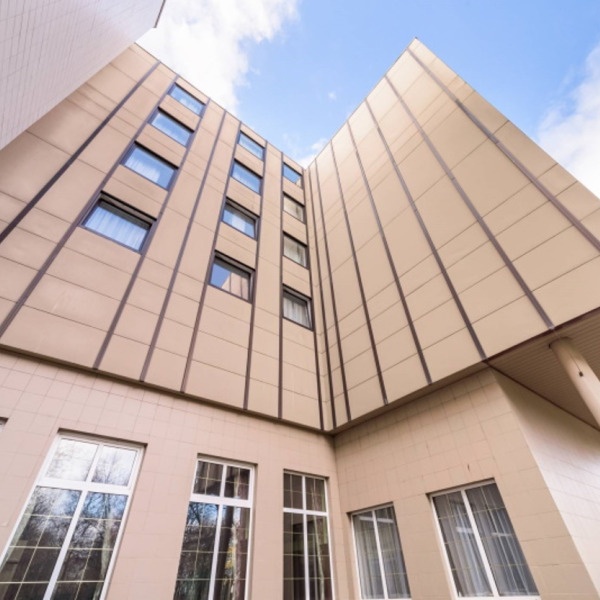 Stovky lůžek pro ukrajinské uprchlíky: Developer GARTAL zdarma nabízí bývalý hotel Mars v Praze