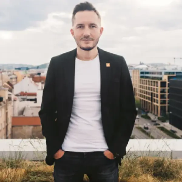 Na trh v Praze se dostanou tisíce bytů, říká o dopadech sankcí developer Rostislav Petchenko
