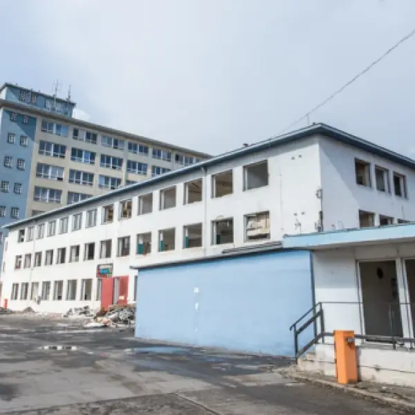 Stavební povolení se vlečou a stojí peníze. 